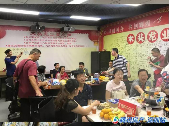 30多户业主自发聚集办理交房交证手续
