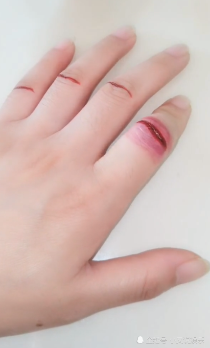美术生手指上画"伤口,开头:工具真简单,结尾:手还能动吗?