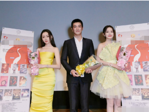 张天爱与李沁同框合照,同色系礼服才知,胯宽有多"吃亏"