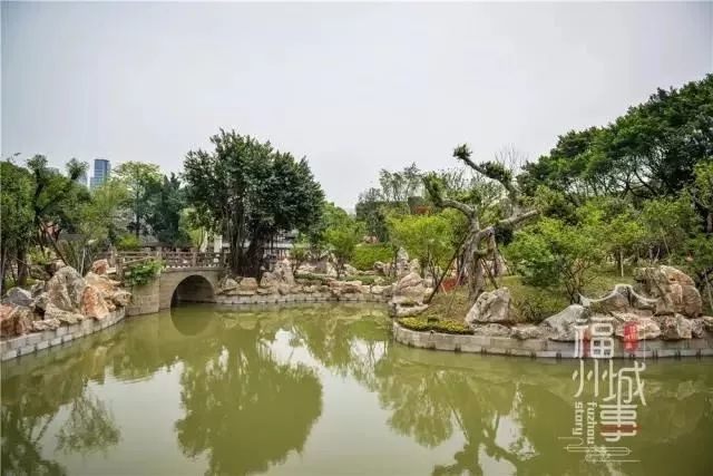 长湖 南公园长湖,面积达6600多平方米,南公园至今300多年,虽然建筑
