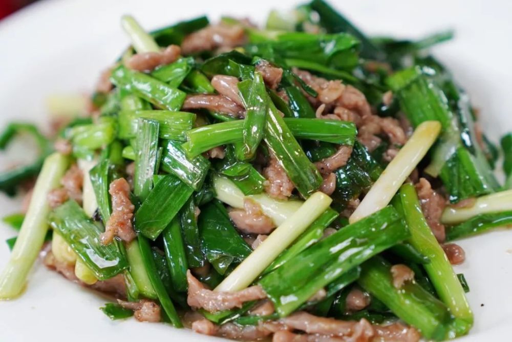蒜叶炒羊里脊,肉嫩无渣.