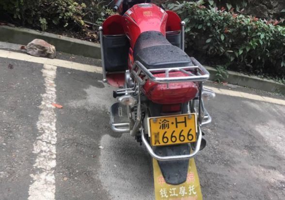 重庆市街头惊现天价摩托车,重庆市仅此一辆,车牌是亮点!