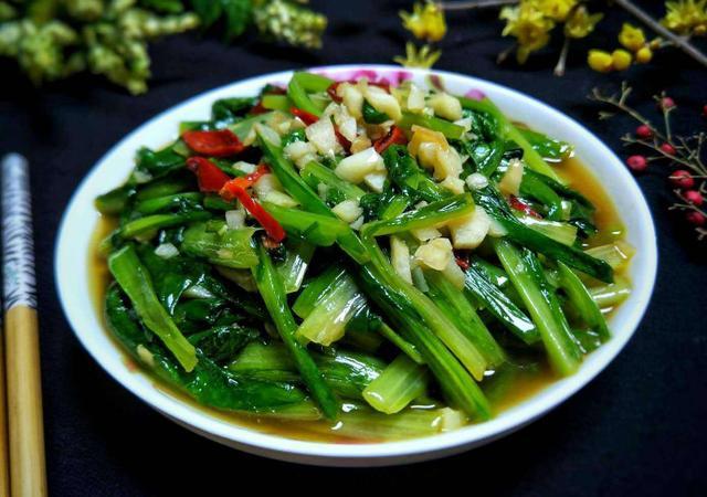 蒜蓉油麦菜,别再直接下锅炒了,多做一步,颜色翠绿汤汁