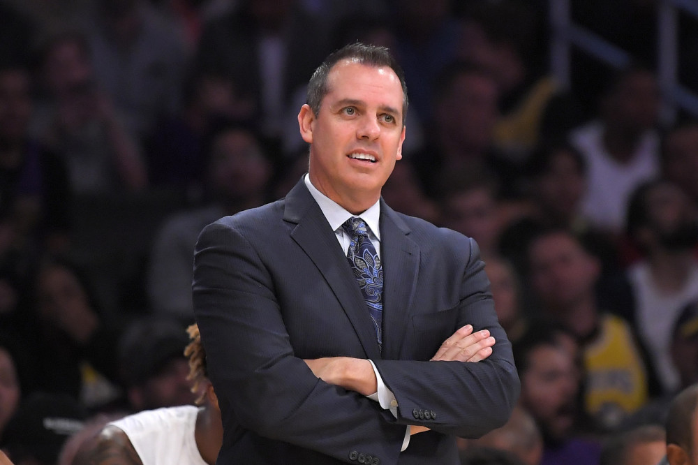 主教练排名_辽宁主教练杨鸣西装照(2)