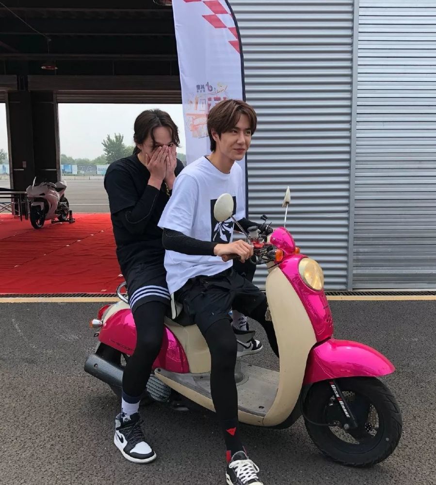 街头滑板boy王一博"脏脏包"上热搜,全网姐姐争着帮他洗