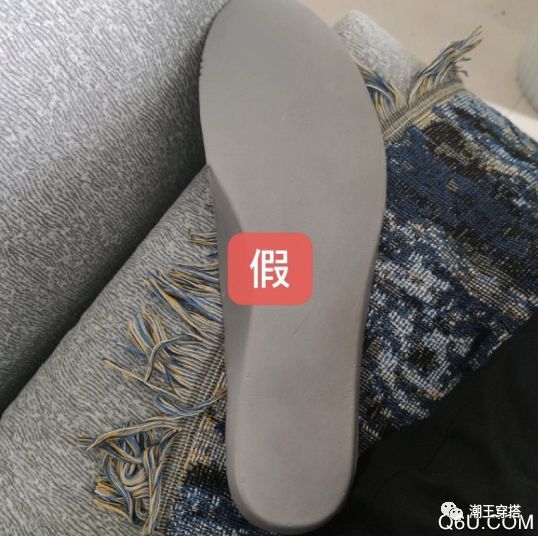 鞋垫的问题;正品的鞋垫背面材质应该是乳白色的,而假鞋的背面材质颜色