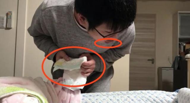 日本爸爸给娃换尿布,手法堪比教科书,网友:终于给男人