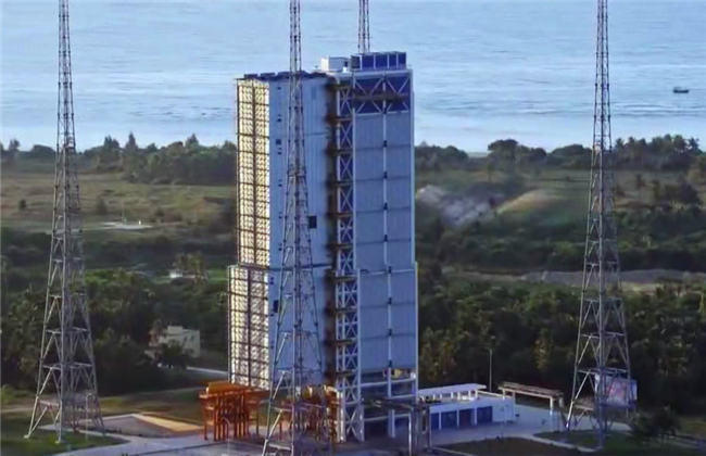 塔架四周有避雷塔,塔架下是深达20多米的导流槽,用来导流火箭发射时