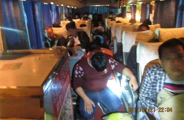 两深圳司机开车回湛江 在珠海服务区睡一觉被