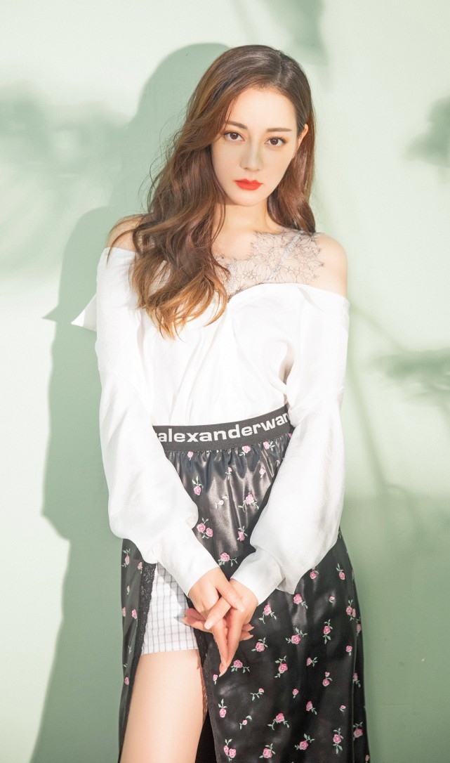 女神迪丽热巴:第6932期气质潮流美图欣赏