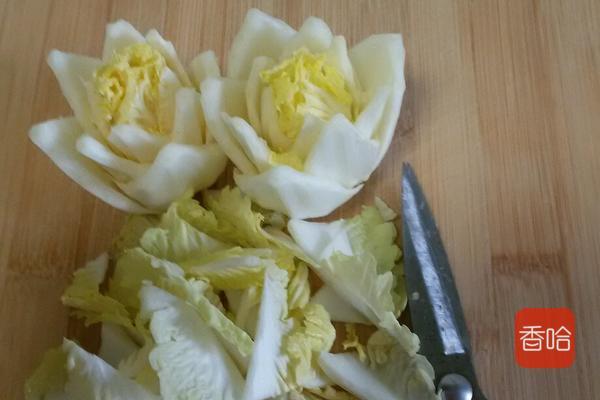 7.锅中水烧开将白菜莲花放入沸水中煮2分钟捞出