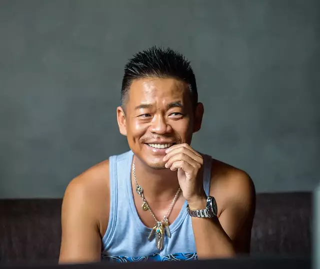 好久不见!50岁男星孙浩低调现身街头会友,边热聊边吞云吐雾