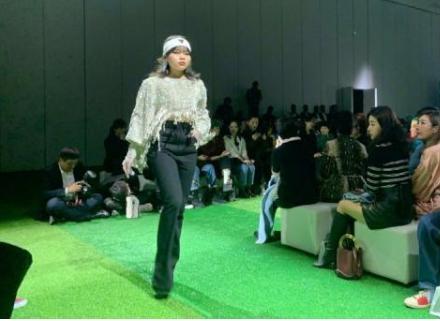 cindy曾因颜值低引群嘲,如今瘦身成功,霸气走秀高调示