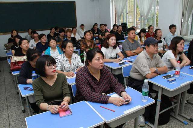 妈妈穿着睡衣参加家长会,老师的话,让宝妈羞红了脸