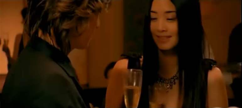 突然想到了12年前周杰伦《青花瓷》的mv.