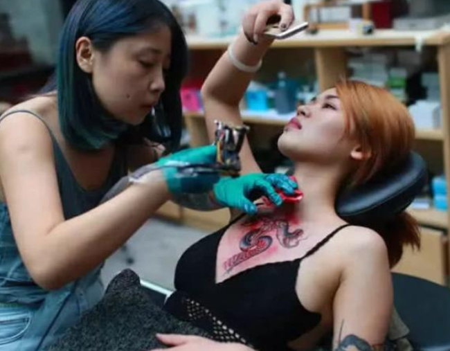 纹身师透露:敢在这3个地方"纹身"的女生,多半是个有故事的人