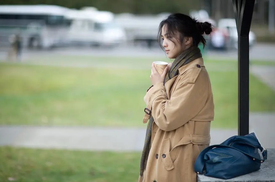 每次穿风衣,脑子里都自动放电影, 玄彬和汤唯合作的《晚秋》.