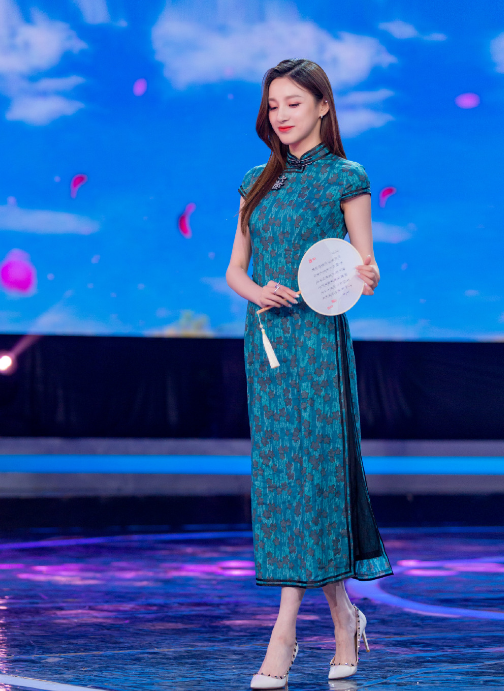 她被誉"最美主持人",马凡舒挑战旗袍装,少女脸还有好身材