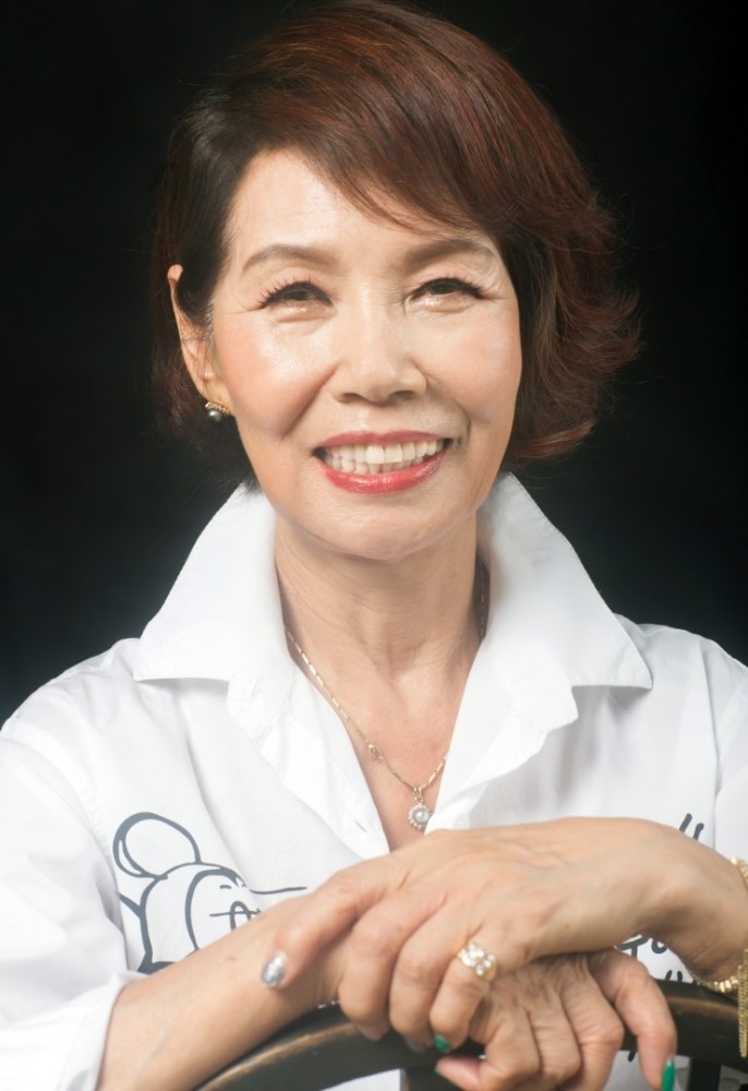 75岁老奶奶因病健身,身材曲线完美不显老,肌肉壮硕让男人都羞愧