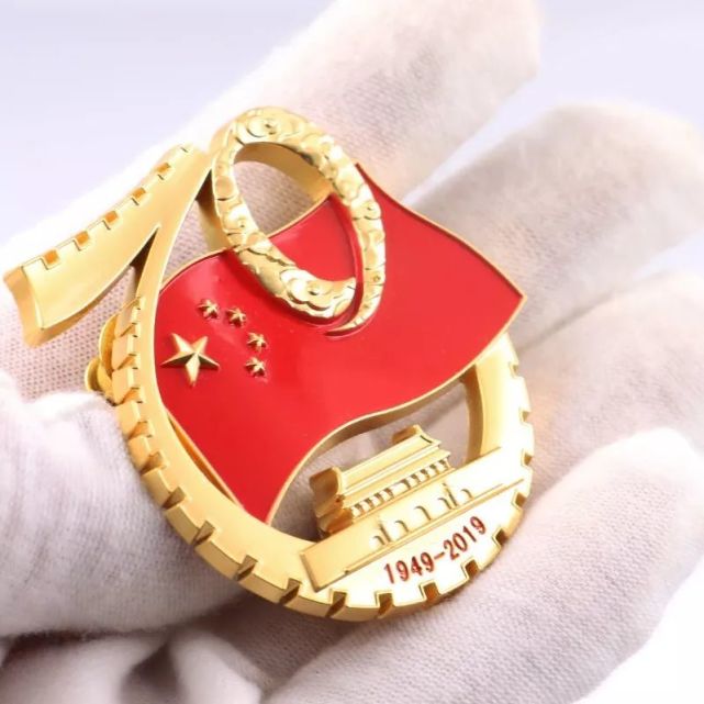这枚徽章是建国70周年阅兵的特殊纪念品,意义非凡~03:正版授权这套