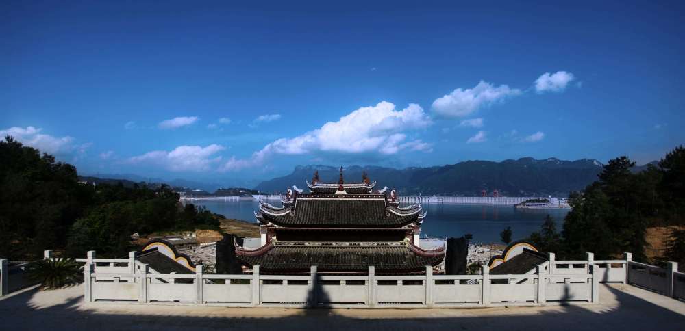 景区是以屈原祠,屈原衣冠冢为主要内容的屈原文化旅游园区;以峡江皮影