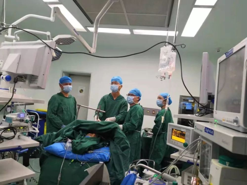 【赞】我州首例经剑突下胸腔镜纵隔肿瘤切除术成功完成