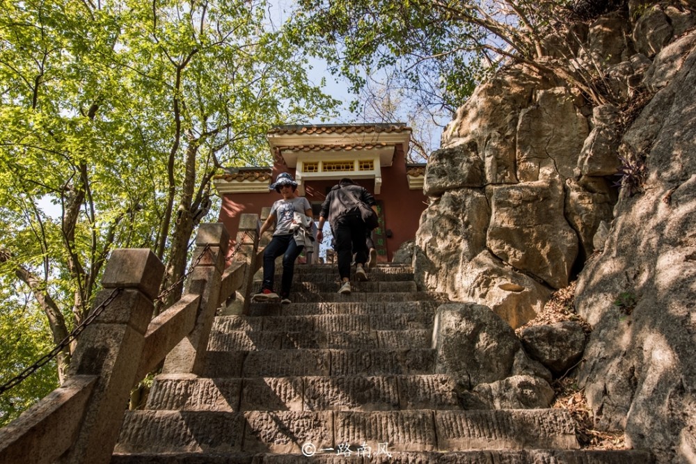 独秀峰有"南天一柱"的称呼,因为高度只有66米,因此可以快速到达山顶.