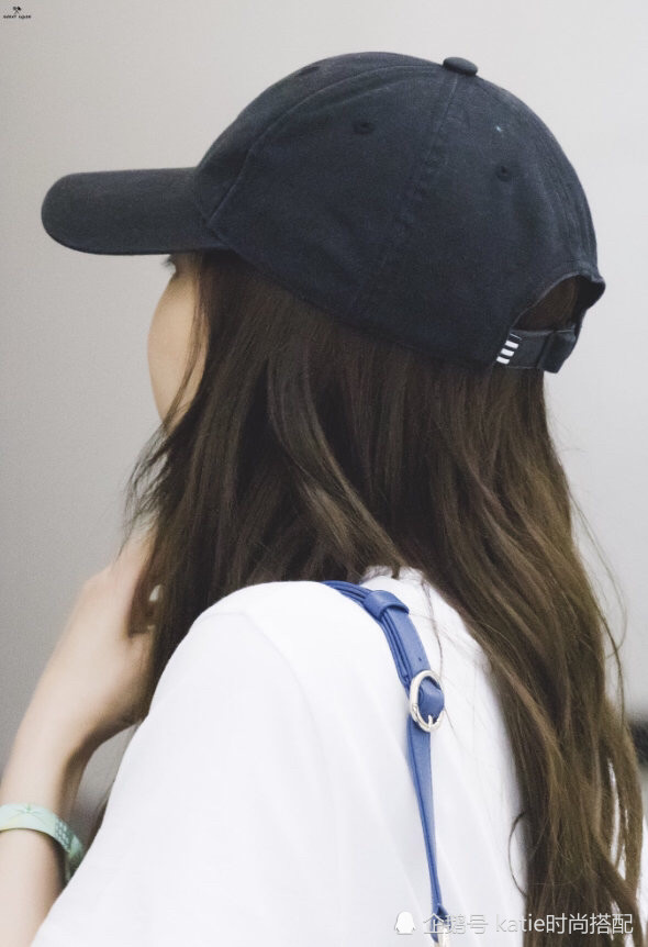 jennie,戴上墨镜是杰尼龟,侧脸是蜡笔小新,太可爱!