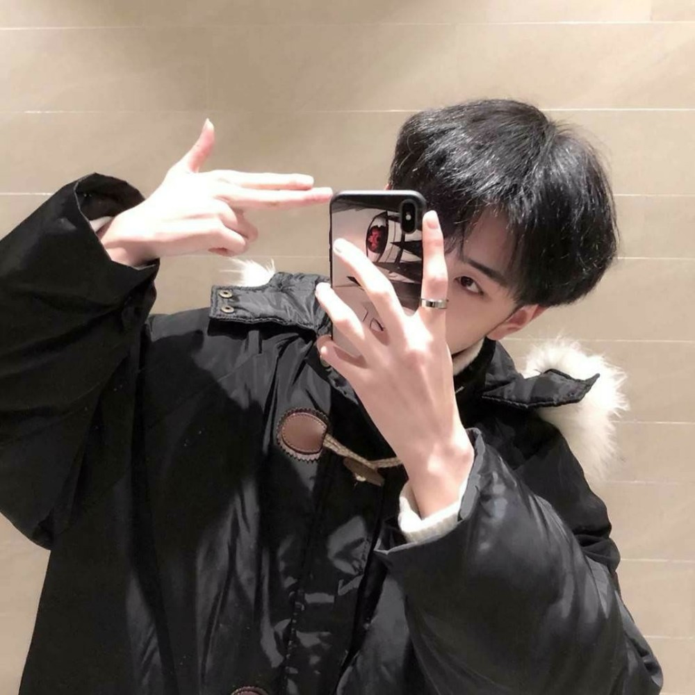 男生头像怎样拍才会好看?别不信,十张里八张挡着脸,还有两张是侧颜
