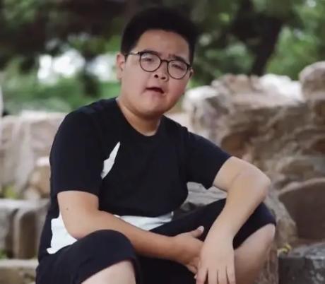 凭金句"她扒拉我"走红,今变男神.