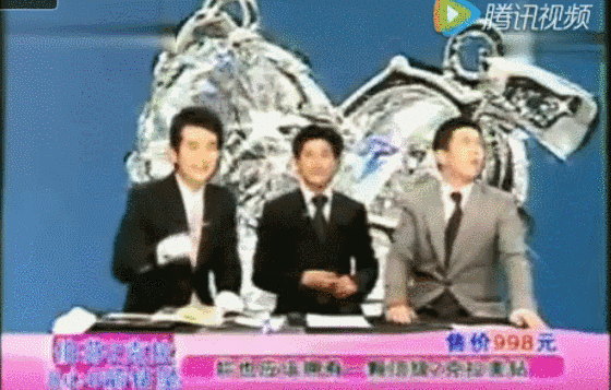 他时而惊呼拍桌子,时而一副后槽牙都快要咬碎的表情说: "我发誓劳斯