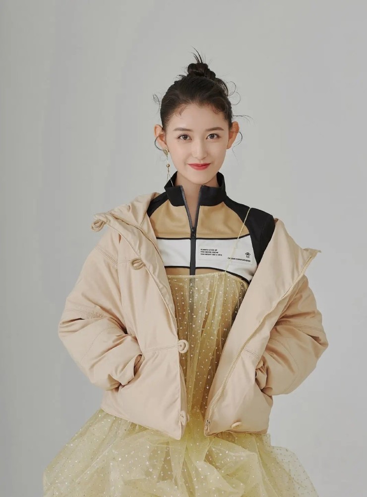 95后小花旦蒋依依私服,穿红色波点裙,青春有魅力,18岁