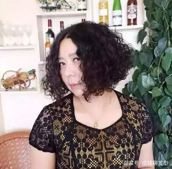 40岁女人做什么发型才不会显得老气又土气?有好看的发型推荐吗?