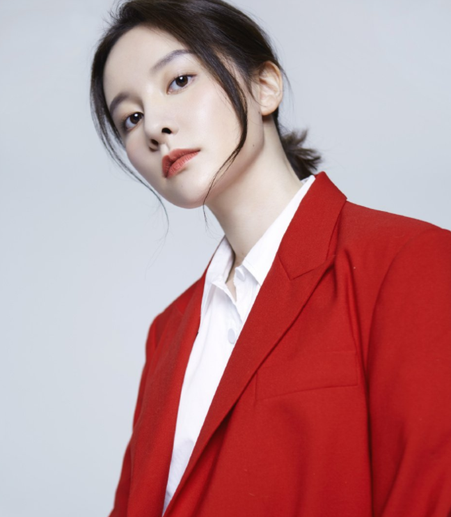 崔心心红色西装,高冷的职场女性风格魅力