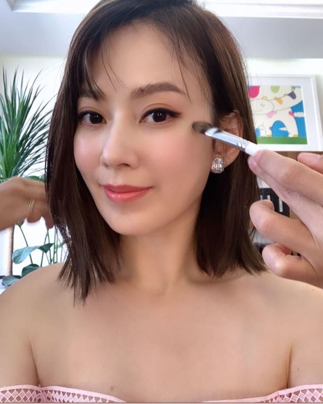 但被搭讪这件事,还是让殷悦很开心,感觉又年轻了10岁