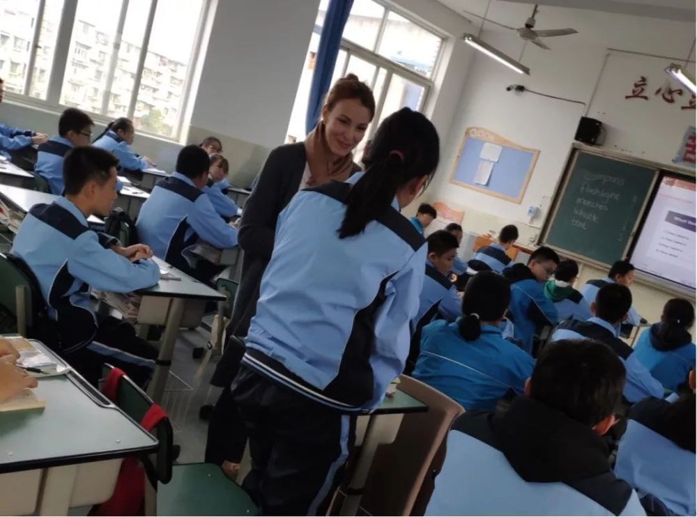 您好,这里是"龙泉驿区十陵中学",请叫我"成都市教育国际化窗口学校"