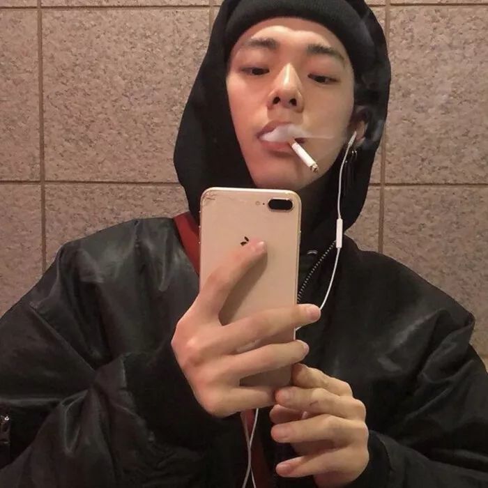 心中的讨厌倒是肆无忌惮 成年之后 喜欢一个人倒变得直言不讳 但讨厌