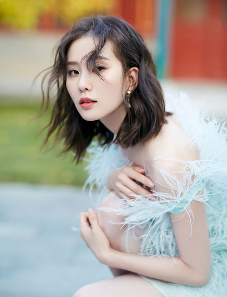 刘诗诗复工营业绝美写真曝光穿羽毛裙清新灵动气质优雅