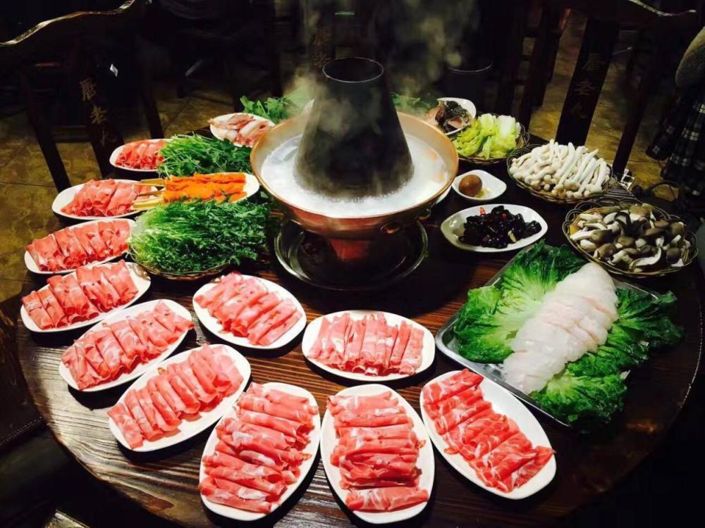此后吃涮羊肉也逐渐扩展到民间,北京地区的涮羊肉在火锅材质与底料的