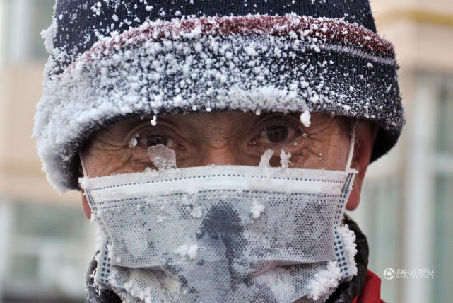 牙克石市最低气温降至零下38摄氏度,今年60岁的老人崔玉波不畏严寒在