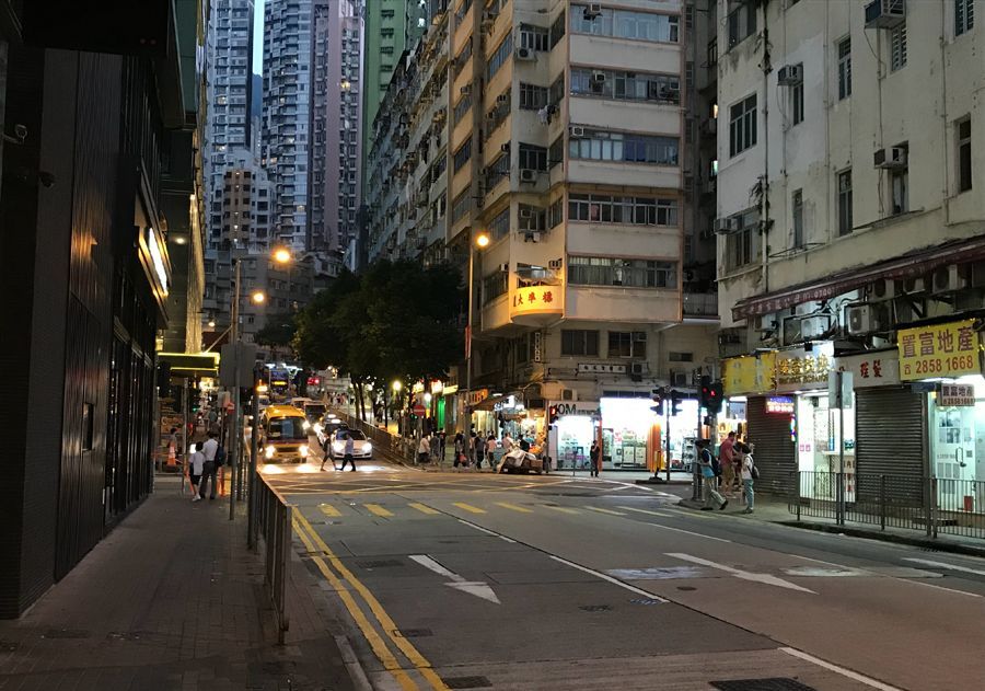 香港西环街头,双层大巴空空荡荡