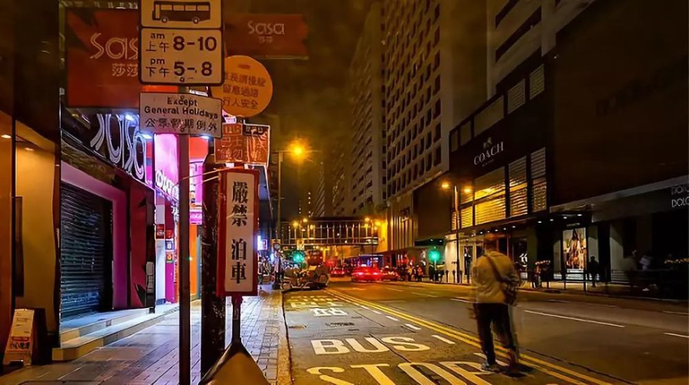 香港西环街头,街上游人稀稀落落
