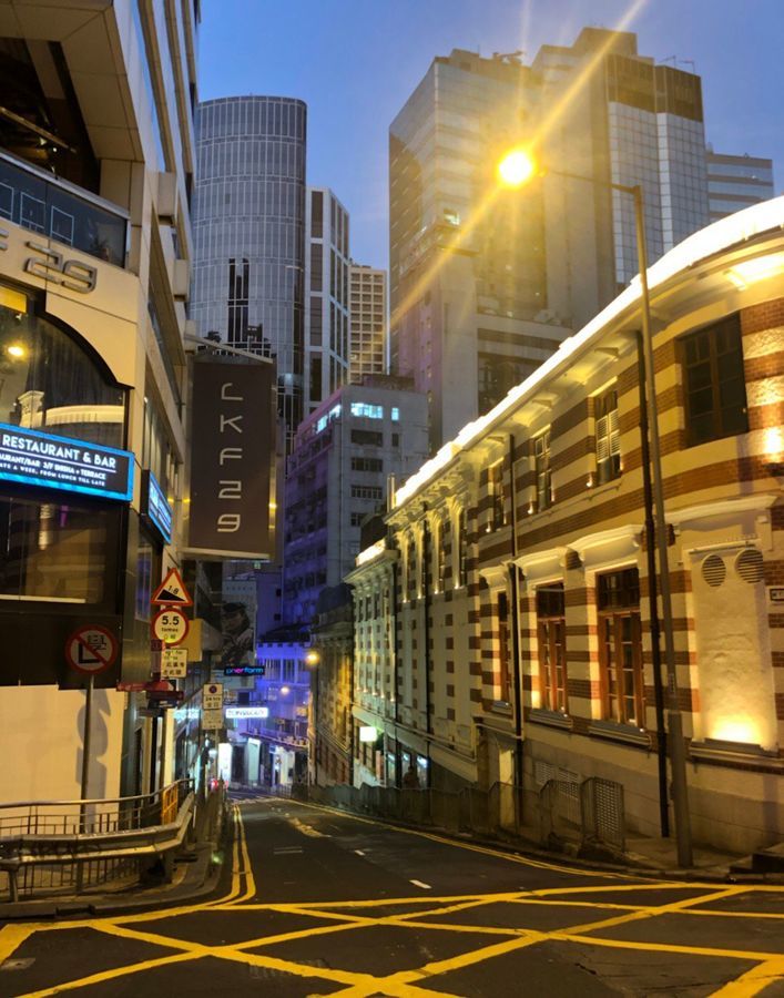 香港中环街头,冷清的叮叮车站