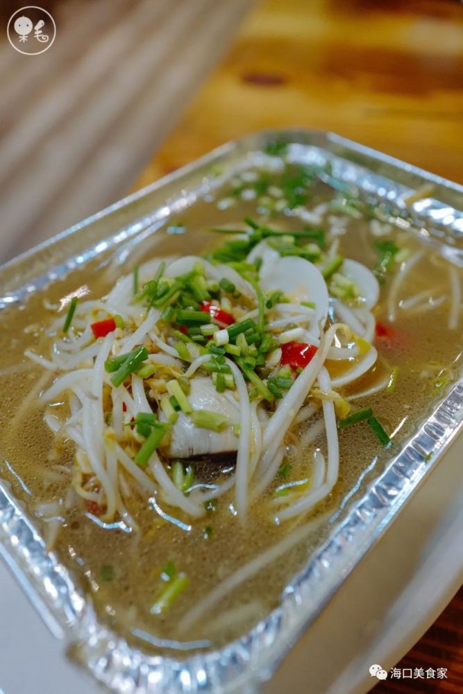 焦火的味道 但茄子本尊某些地方却没熟 锡纸海白豆芽煲也是自己调的味