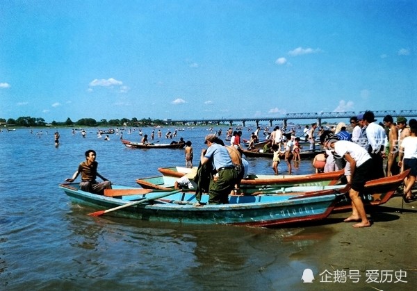 八十年代的哈尔滨:夏天松花江畔划船戏水 冬天兆麟公园看冰灯