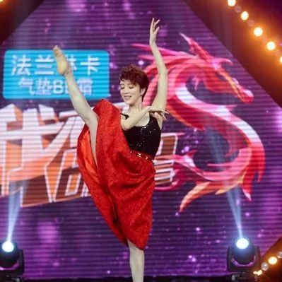 女星光脚跳舞长什么样?金星舞姿优美,谢娜似脱缰野马!
