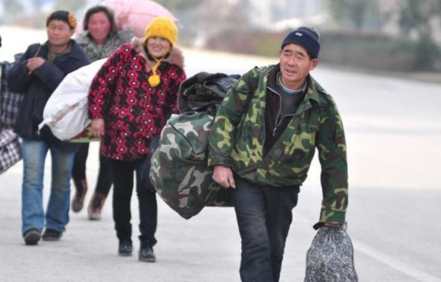 还是外出打工?老农的话让人心酸!