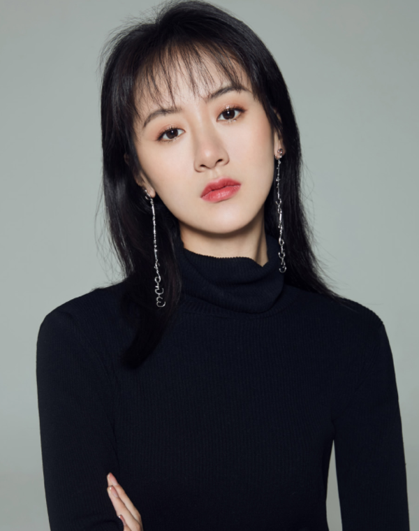 明星袁冰妍精美写真,优雅高贵抢眼,优雅出众
