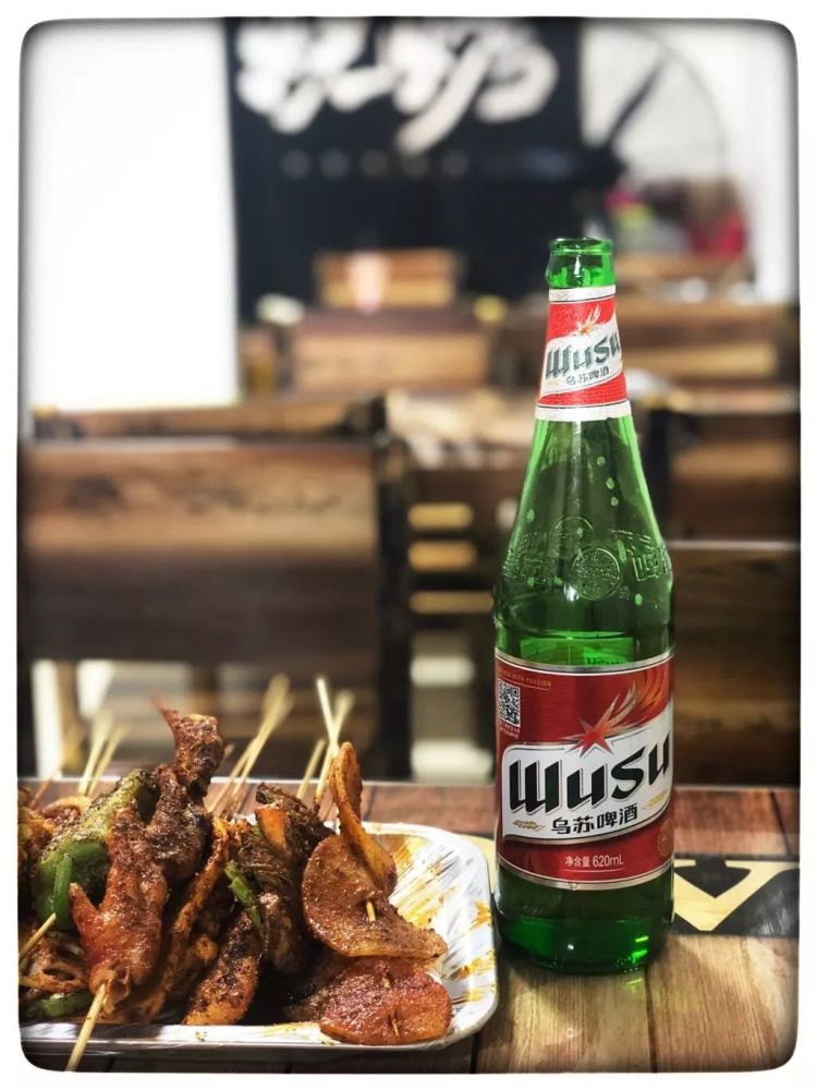 再来一瓶夺命大乌苏,一杯下肚儿,搭配着温热烧烤的微醺才是这一路晃