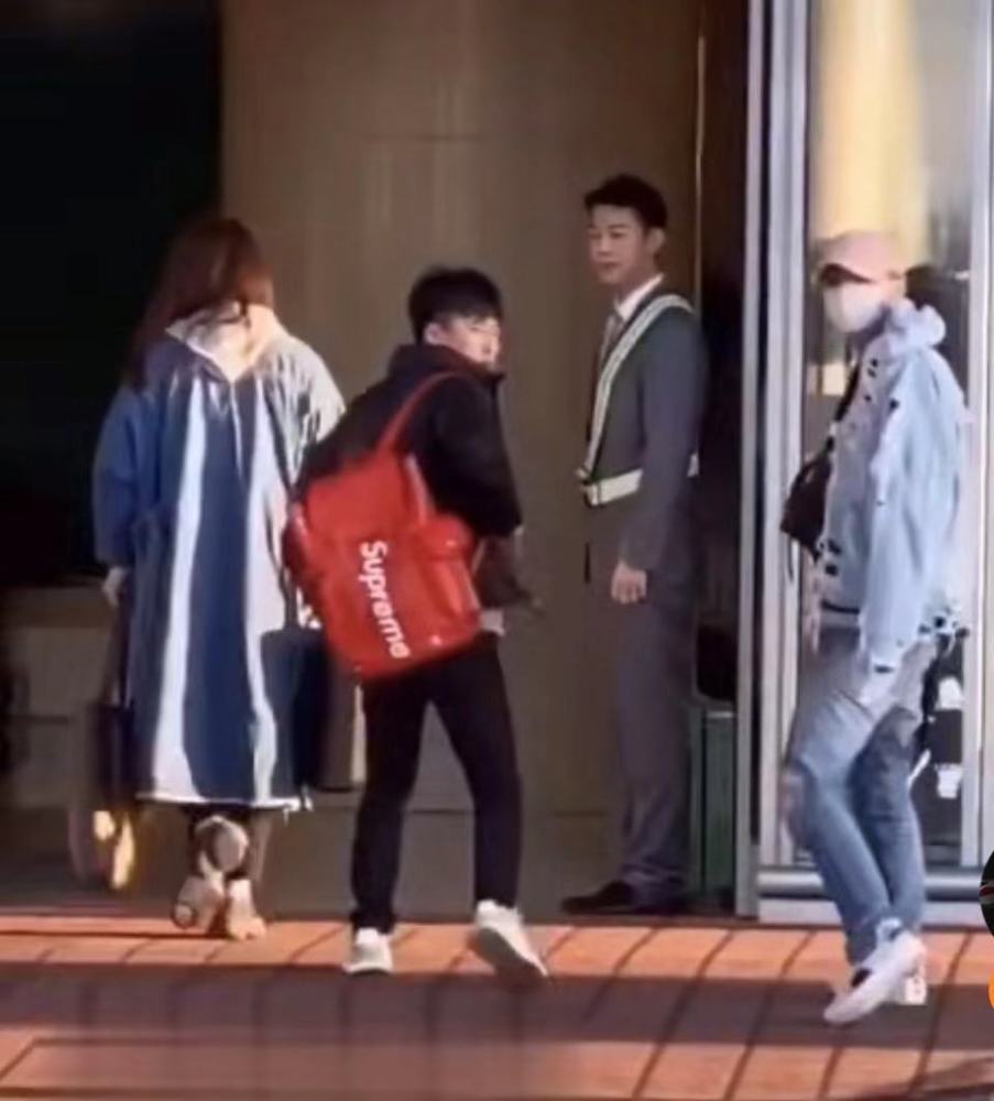 关晓彤陪鹿晗去日本工作,两人戴"情侣帽"现身,太甜了